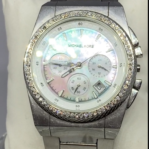 MICHAEL KORS STAINLESS STEEL MOTHER  PEARL video - Picture 3 of 7
